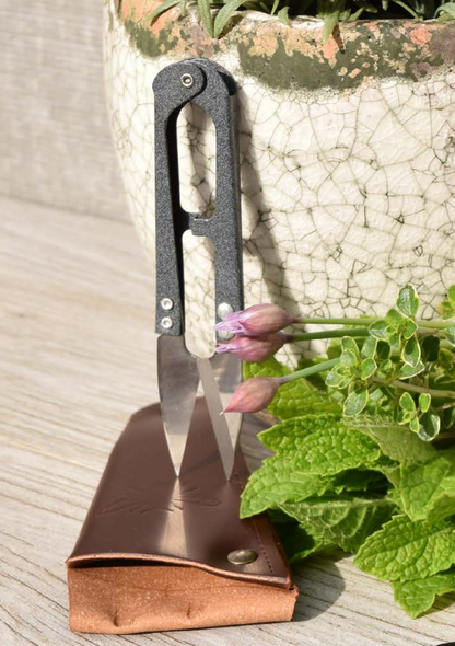 Garden Snips in Leather Pouch